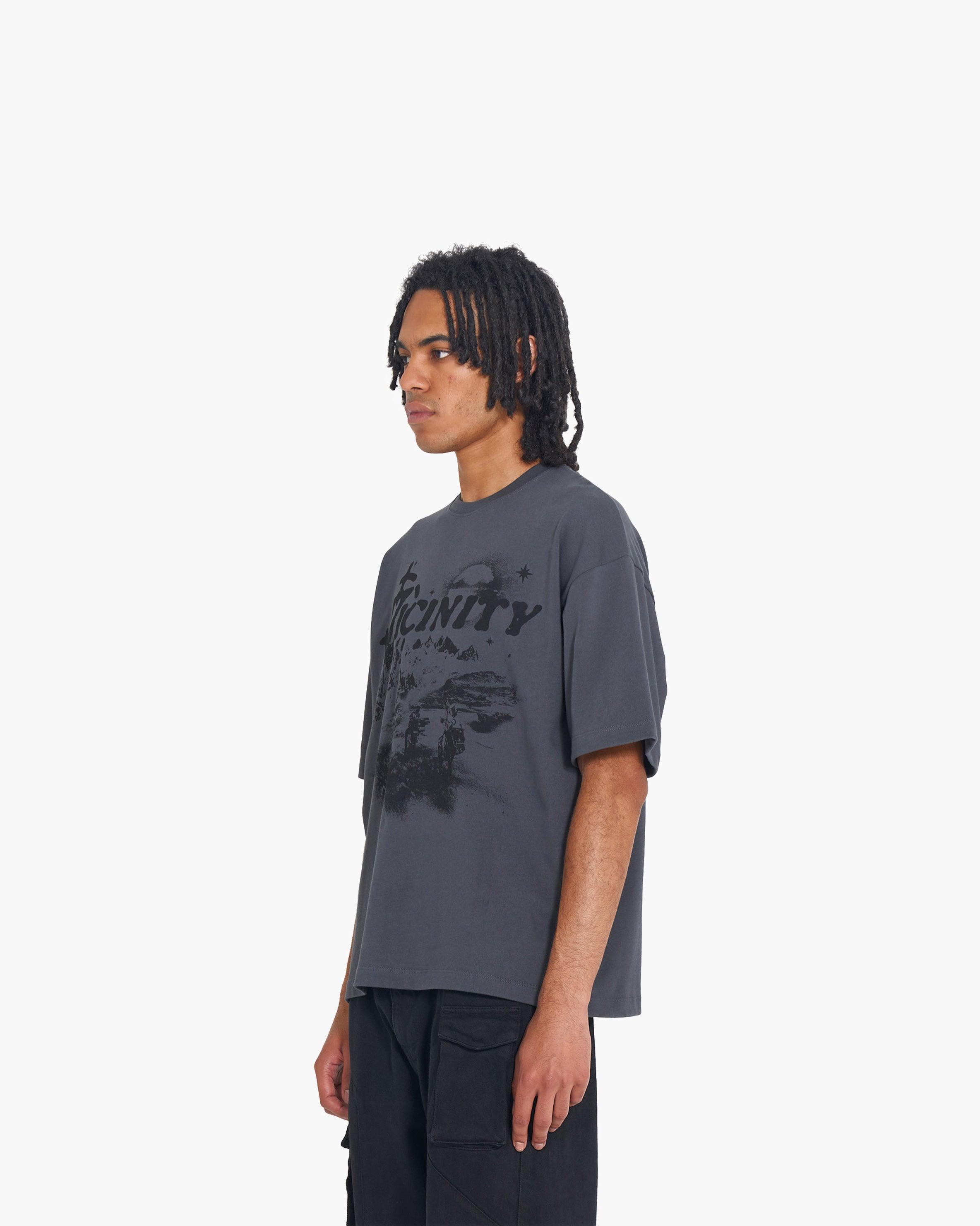 HIDDEN HILLS TEE DARK GREY