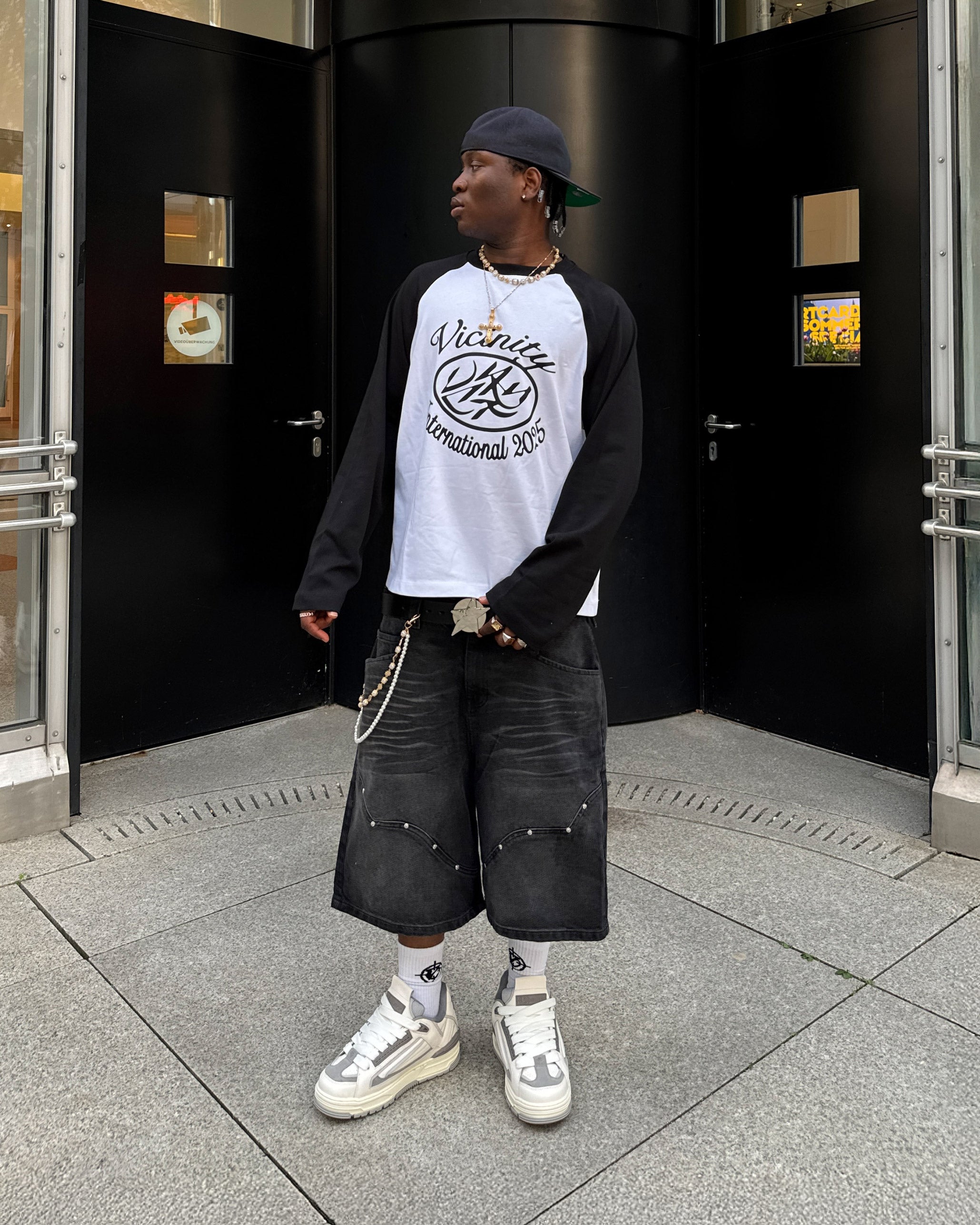 INTERNATIONAL LONGSLEEVE BLACK/WHITE