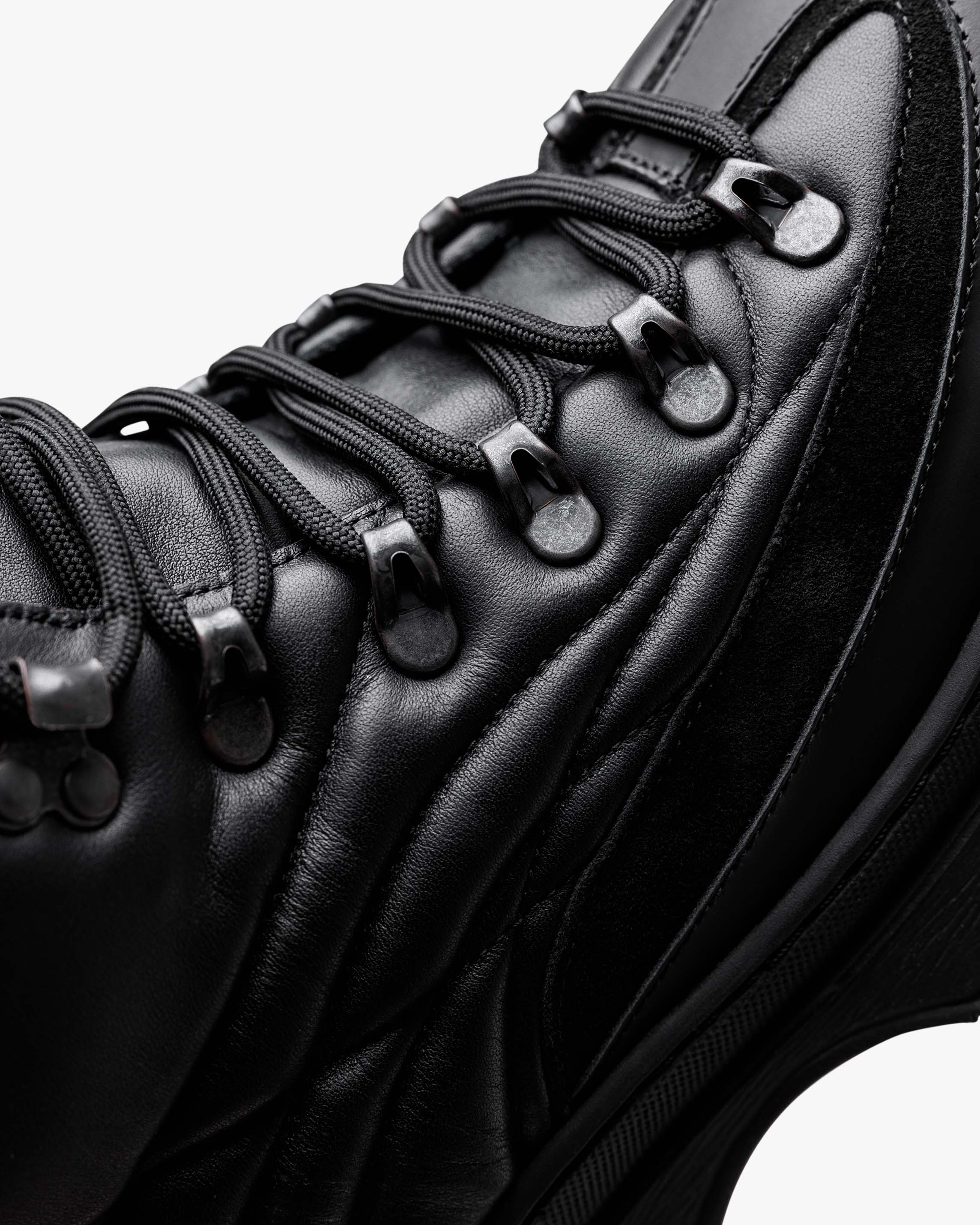 VENTURE HI "TRIPLE BLACK"